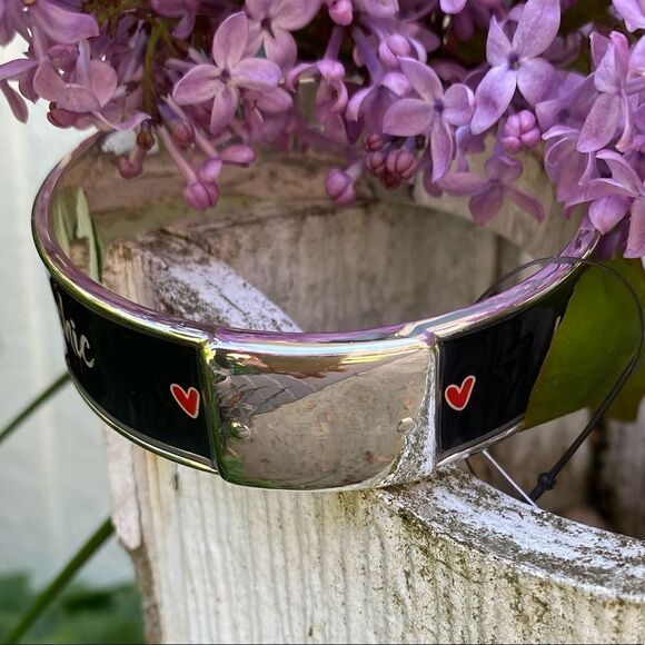 💍CHICO’S LUNA SILVER TONE “PEACE LOVE CHIC” CUFF BRACELET - Picture 3 of 6